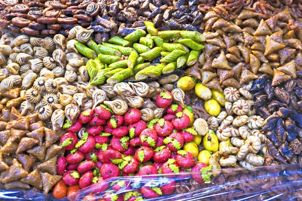 Traditionelle marokkanische Süßigkeiten zum Verkauf auf dem Markt von Marrakesch — Stockfoto
