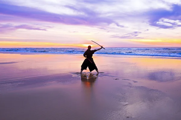 Giovani samurai con spada giapponese (Katana ) — Foto Stock