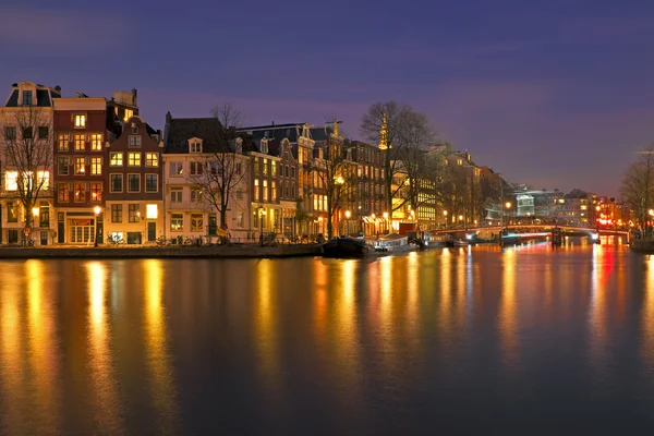 Ciudad escénica de Amsterdam en los Países Bajos por la noche — Foto de Stock