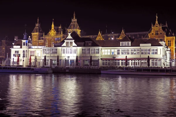 Cidade cênica de Amsterdã com a estação central — Fotografia de Stock