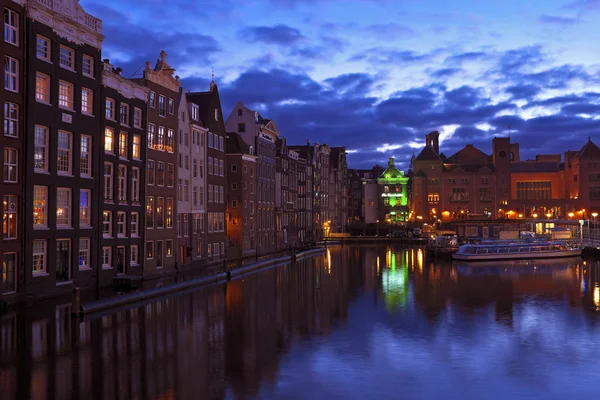 Ville pittoresque d'Amsterdam la nuit aux Pays-Bas — Photo