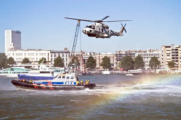 Dimostrazione di un'operazione di salvataggio con un elicottero — Foto Stock