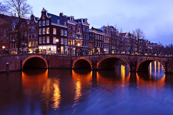 Амстердам ночью — стоковое фото