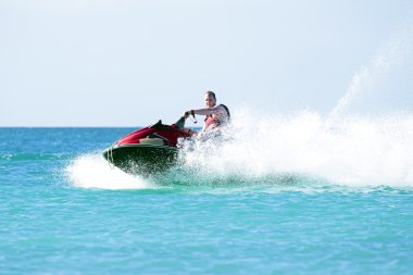 adam bir jet ski üzerinde seyir