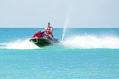 adam bir jet ski üzerinde seyir