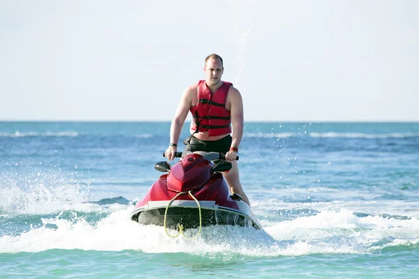 Guy cruising op een jet ski — Stockfoto