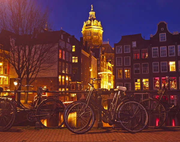 네덜란드 암스테르담에서 밤에 경치가 아름다운 도시 — 스톡 사진