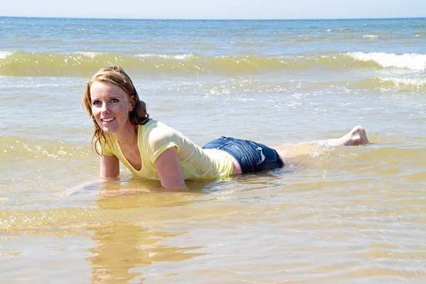 Mooie blonde vrouw ontspannen in het water uit de Noordzee — Stockfoto