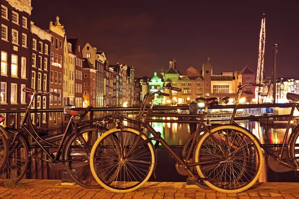 Staden natursköna från Amsterdam i Nederländerna på natten — Stockfoto