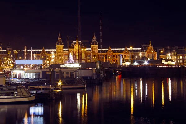 Cityscenic z Amsterdamu v Nizozemsku v noci — Stock fotografie
