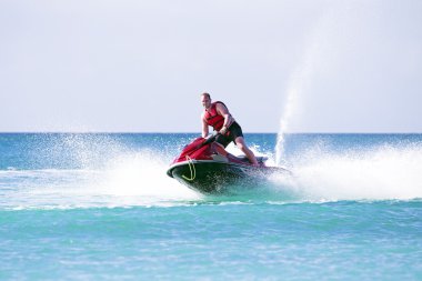 jet ski üzerinde adam