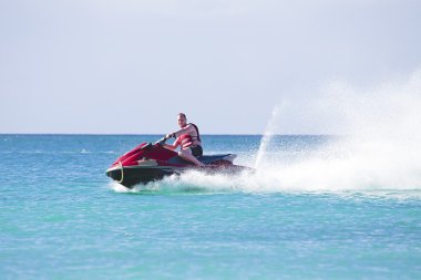 jet ski üzerinde adam