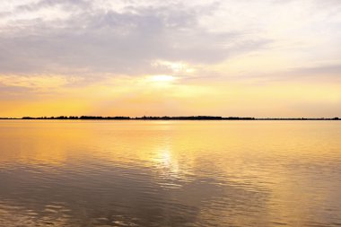 IJsselmeer Hollanda amsterdam yakınındaki gün batımında