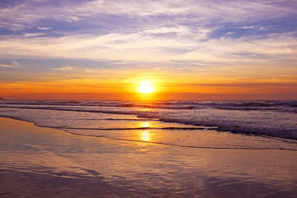 Krásný západ slunce v Atlantském oceánu v Portugalsku — Stock fotografie