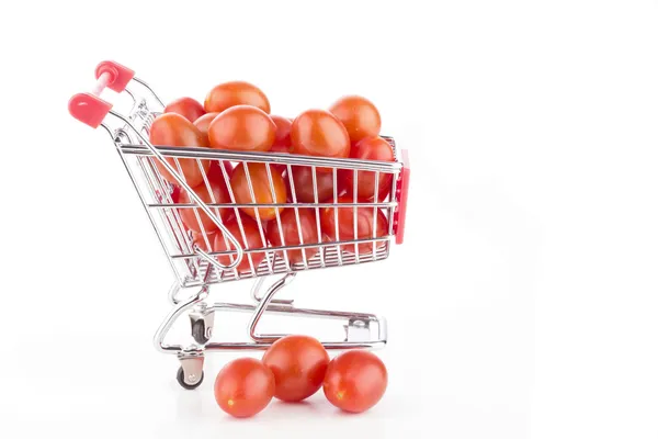Carrinho de compras cheio de tomates — Fotografia de Stock