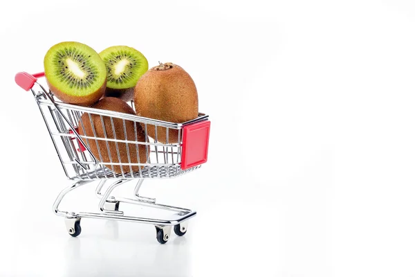 Kiwi está em um carrinho de supermercado — Fotografia de Stock