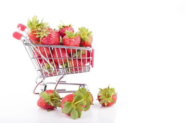 新鲜的草莓，超市的购物车中 — 图库照片