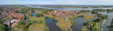 Hollanda 'daki Merwede' deki Woudrichem şehrinin hava manzarası.