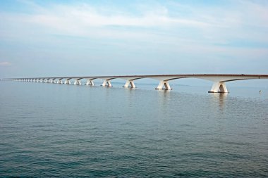 Hollanda 'nın en uzun köprüsüne bakan Zealand Köprüsü, Hollanda' nın Oesterschelde kentinde yer alan Oesterschelde suları ile Schouwen-Duithe ve Noord-Beveland adalarını birbirine bağlar.