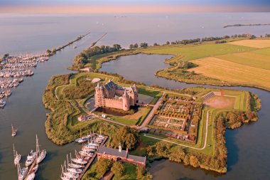 Gün batımında Hollanda 'daki IJsselmeer' deki Muiderslot şatosundan havadan.