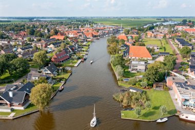 Hollanda 'nın Friesland kentindeki tarihi köyden havadan.