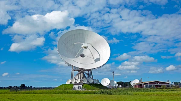 Burum Hollanda Daki Uydu Iletişimi Için Büyük Çanak Anten Alıcıları — Stok fotoğraf