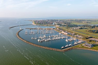 Hollanda 'daki IJsselmeer' deki Stavoren limanından havadan.