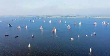 Hollanda 'nın Friesland kentindeki Fluessen Gölü üzerindeki skutsjesilen' den gelen hava aracı.