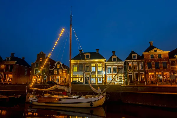 在荷兰 传统的帆船在古老的Dokkum小镇上 夜间有圣诞装饰 — 图库照片