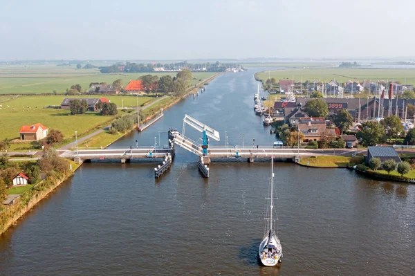 Luchtfoto Van Boten Die Wachten Ophaalbrug Van Friesland Nederland Varen — Stockfoto