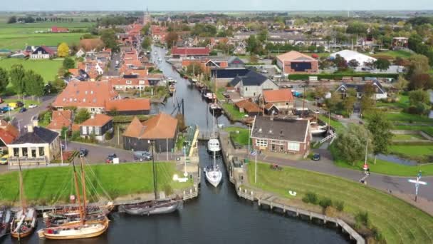 Luchtfoto Van Boten Die Door Een Trekbrug Varen Workum Friesland — Stockvideo