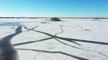 Hollanda, Friesland 'daki donmuş Bergumer gölünde kıştan kalma hava eğlencesi.