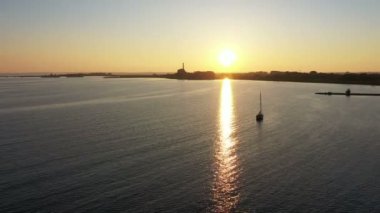 Hollanda 'daki IJsselmeer' de Lemmer Körfezi 'nde gün batımı.