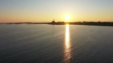 Hollanda 'daki IJsselmeer' de Lemmer Körfezi 'nde gün batımı.
