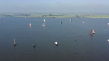Hollanda, Friesland 'daki Fluessen Gölü üzerindeki skutsjessilen' den havadan.