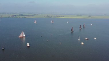 Hollanda, Friesland 'daki Fluessen Gölü üzerindeki skutsjessilen' den havadan.