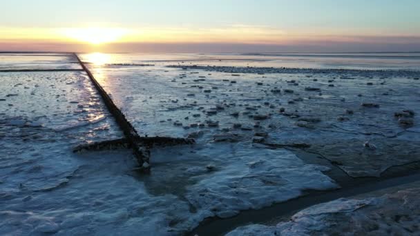 Luchtfoto Van Een Bevroren Waddenzee Winter Friesland Nederland Bij Zonsondergang — Stockvideo