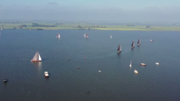 荷兰弗里斯兰Fluessen湖上的Skutsjessilen的空中 — 图库视频影像
