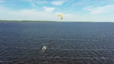 Hollanda, Friesland 'daki Lauwersmeer' de uçurtma sörfünden kalma hava.