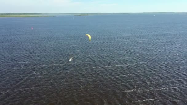 荷兰弗里斯兰劳沃斯梅尔的风筝冲浪空中 — 图库视频影像