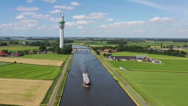 Luchtfoto Van Een Vrachtschip Bij Spannenburger Brug Bij Lemmer Nederland — Stockvideo