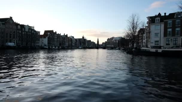 アムステルダム夕暮れ時オランダのアムステル川 — ストック動画