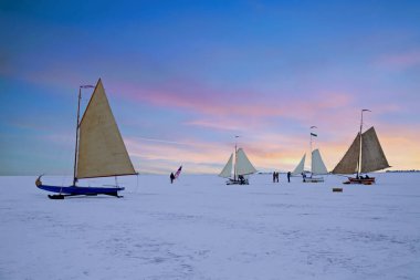 Gouwzee 'de kış günü gün batımında Hollanda' da buz yelkeni.