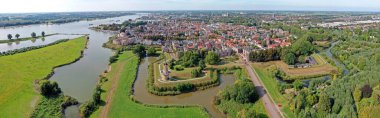 Tarihsel şehir Gorinchem 'den Hollanda' daki Merwede nehrinin panoramik havası