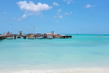 Karayip Denizi 'ndeki Aruba adasında balıkçı limanı