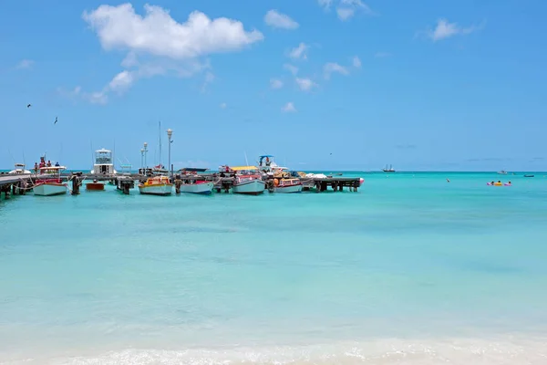 カリブ海のアルバ島の漁港 — ストック写真