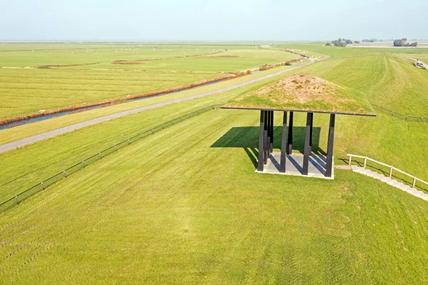 Aéreo Templo Sobre Dique Frísia Nos Países Baixos — Fotografia de Stock