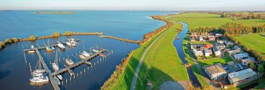 Hollanda, Friesland 'daki Tjeukemeer' de küçük bir limandan hava manzarası ve kamp.