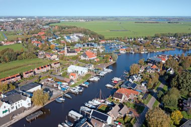 Hollanda, Friesland 'daki Uitwellingerga köyünden havadan.