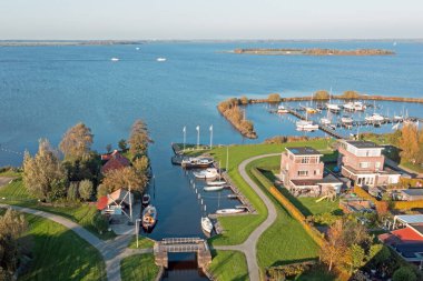 Hollanda, Friesland, Tjeukemeer 'deki Oosterzee limanından havadan.